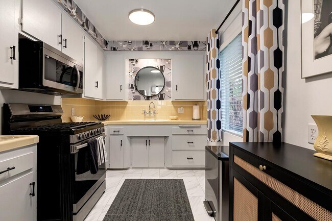 Building Photo - 1035 N Sierra Bonita Ave