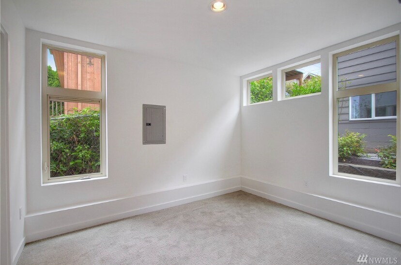 Building Photo - 829 19th Ave S