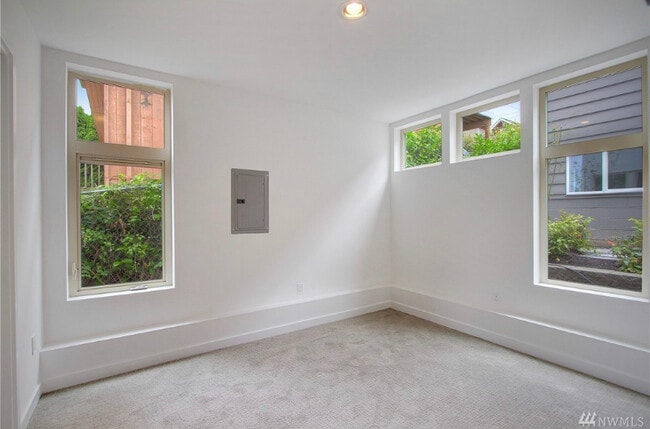 Building Photo - 829 19th Ave S