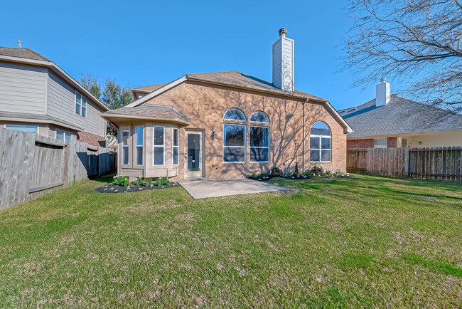 Building Photo - Two-story, 4BD/2.5BR renovated home in Fie...