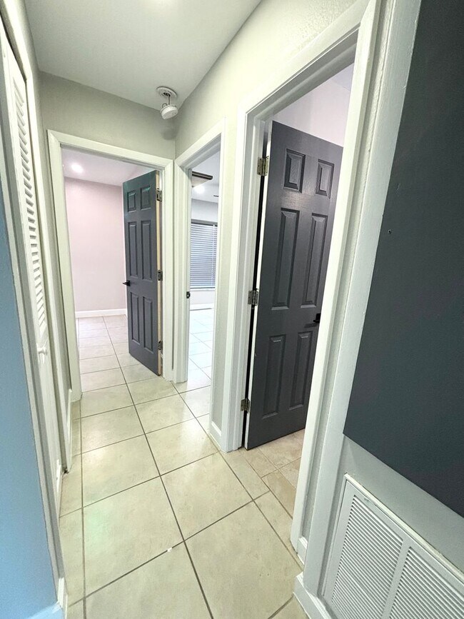 Building Photo - Newly Remodeled 3/2 with Pool