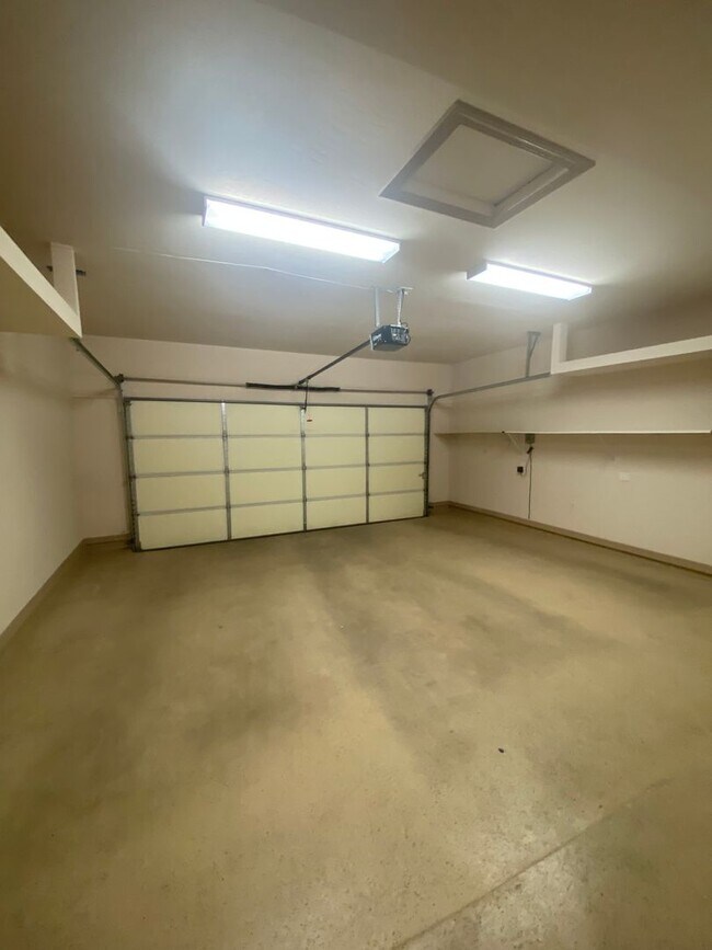 Building Photo - Beautiful 4 Bedroom, 3 Bathroom Home! Avai...