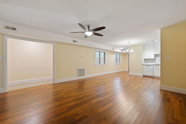 Building Photo - 2 Bed/2 Bath Apartment Located in Highly D...