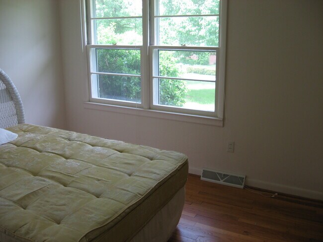 Building Photo - 307 Oak Grove Rd