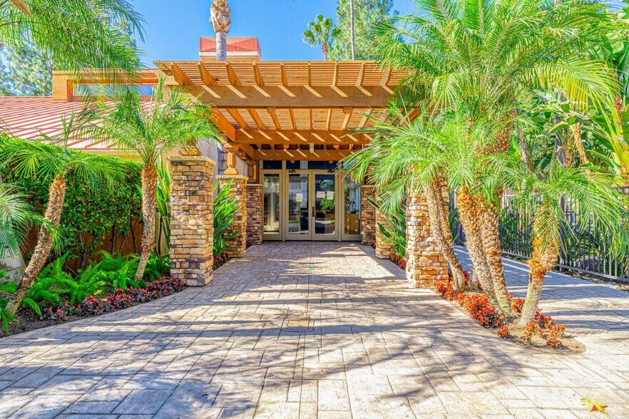 Building Photo - 5535 Canoga Ave