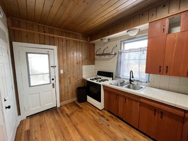 Building Photo - 1140 N Church St