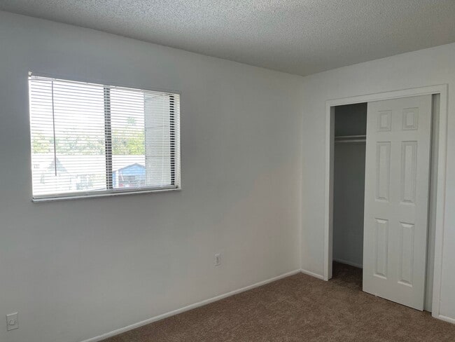 Building Photo - Charming 3 Bedroom/ 2.5 Bath Town Home for...