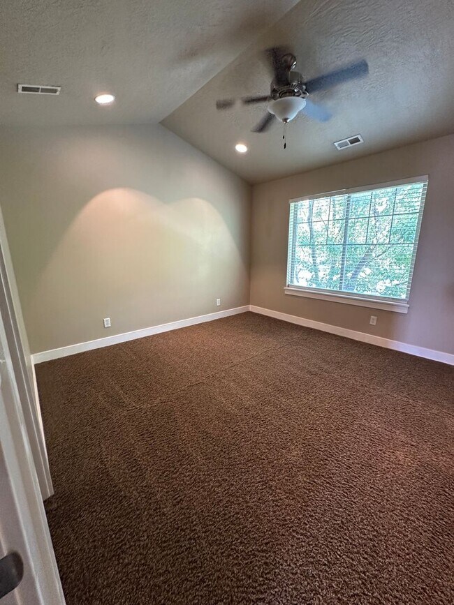 Building Photo - Dog friendly 3 Bedroom 2.5 Bath town home in Provo.
