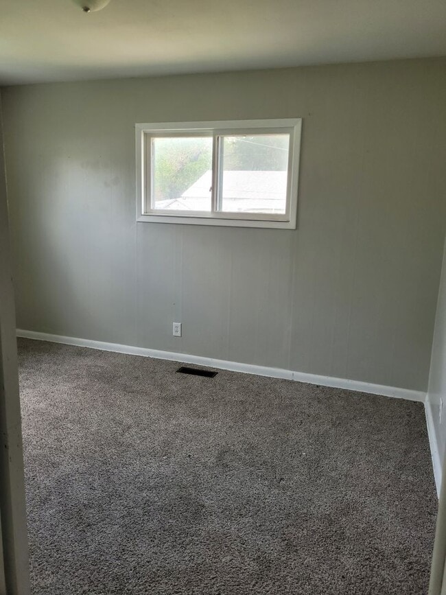 Building Photo - 3 Bed 2 Bath Bungalow walking distance to river