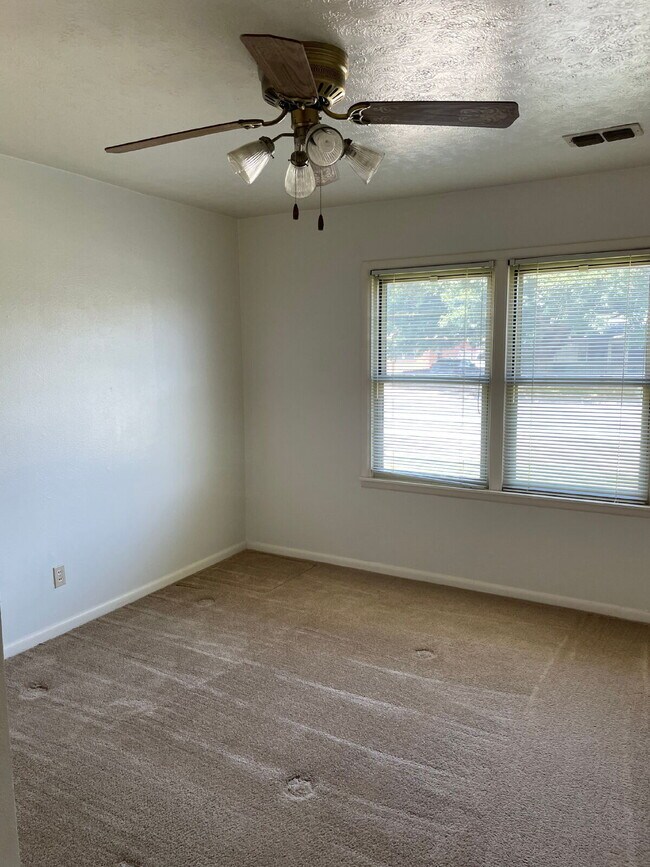 Building Photo - 2/2/1 In a quiet neighborhood - 6 to 9 mon...