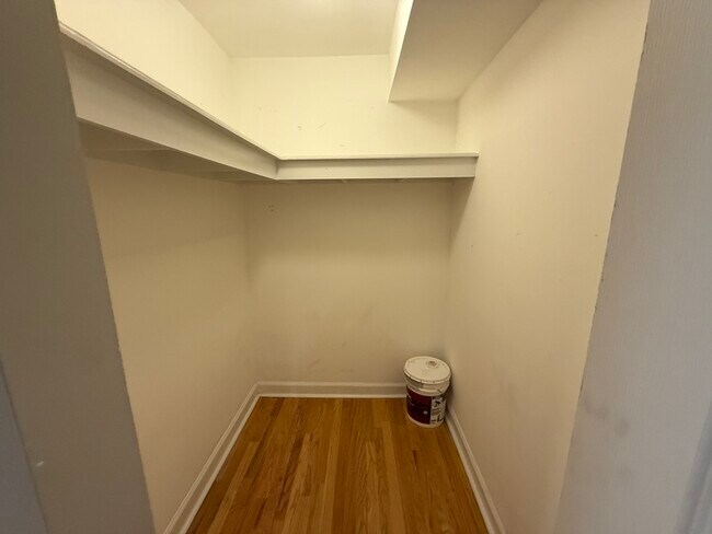 Building Photo - 6954 N Greenview Ave