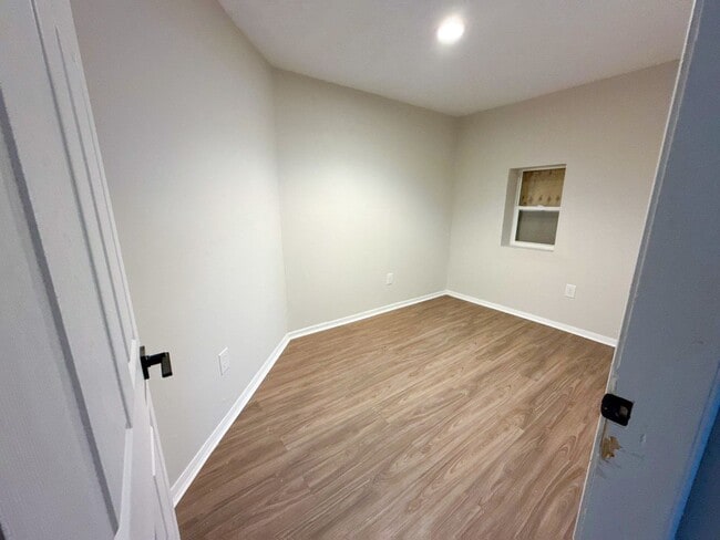 Building Photo - 823 Bassett Ave