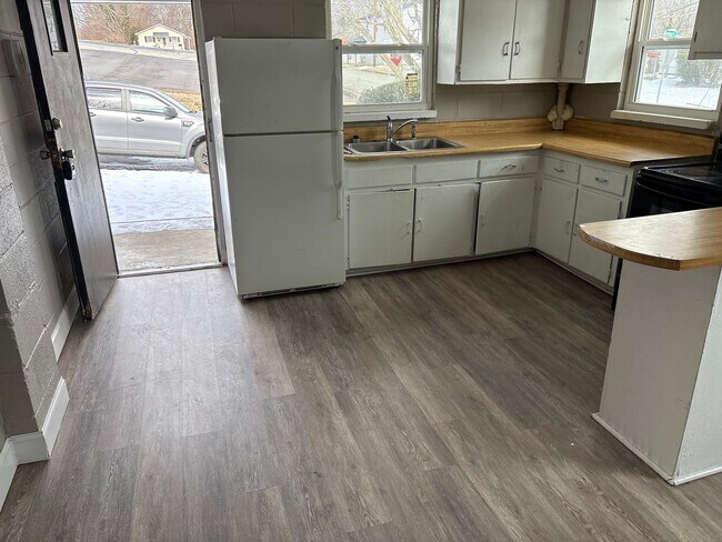 Building Photo - 2 bedroom, 1 bathroom home available in Winston-Salem!