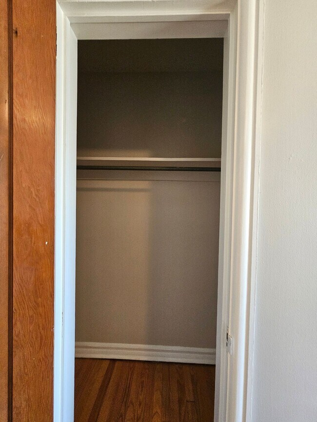 Building Photo - Charming Large 1 Bedroom in the Heart of the City