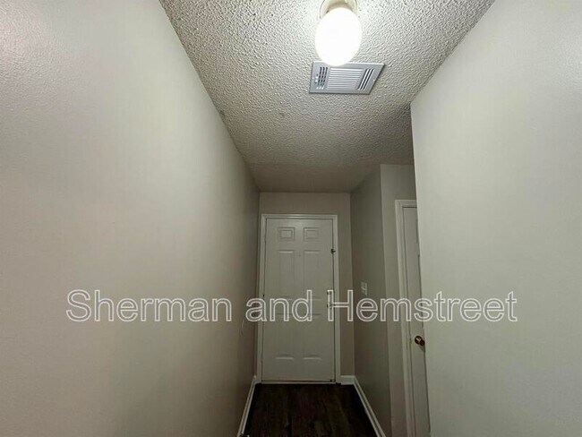 Building Photo - 410 Commons Dr
