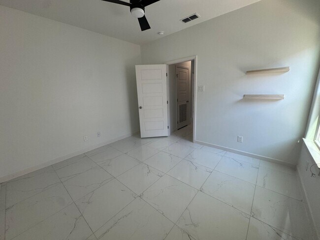 Building Photo - 1504 Ocaso Dr