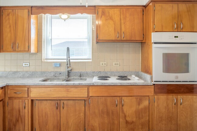 Building Photo - 5520 S Pulaski Rd