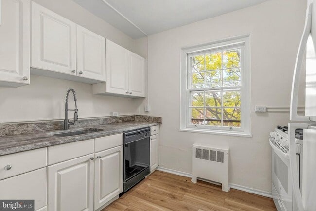 Building Photo - 734 North Terrace