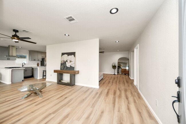 Building Photo - 2407 Crestdale Dr