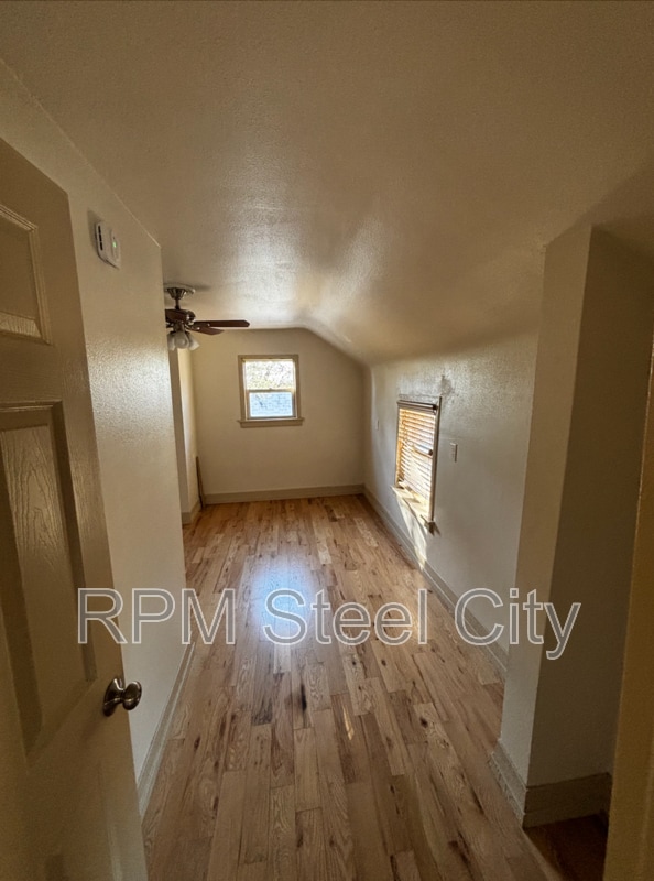 Building Photo - 902 W 11th St