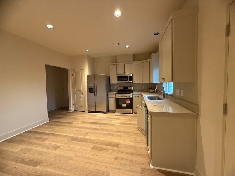 Building Photo - 104 Kirkland St