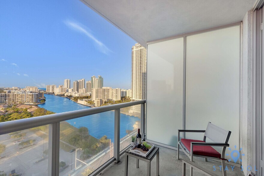 Building Photo - 2602 E Hallandale Beach Blvd