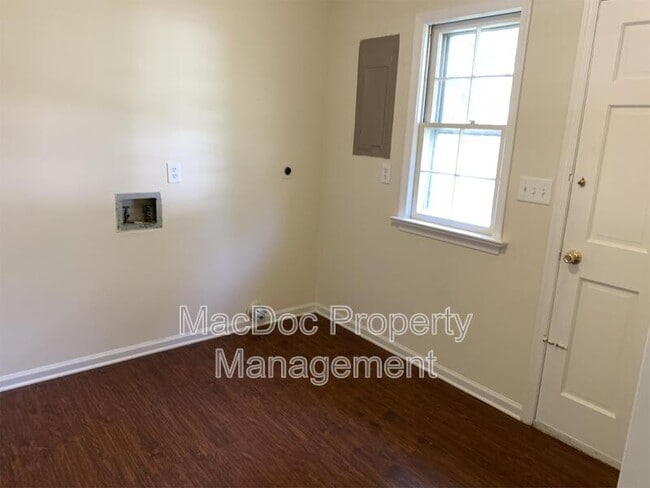 Building Photo - 918 Churchill Dr