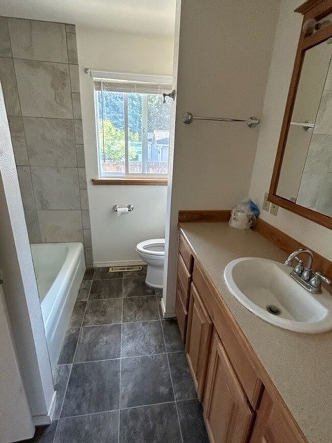 Building Photo - 2 bed 1.5 bath in Corvallis, near schools