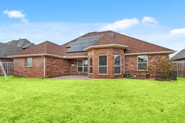 Building Photo - Wonderful home centrally located in Centerton with SOLAR - cut your electric bill down tremendously!