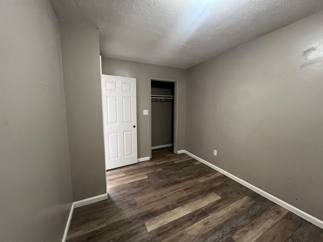 Building Photo - 2323 US-65