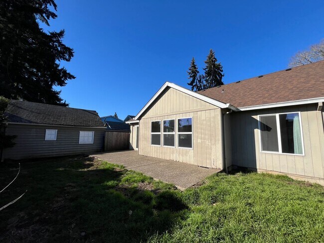 Building Photo - Amazing 3 Bd 2 Bath home in Historic Gladstone! Attached garage and Private yard! Easy access to ...