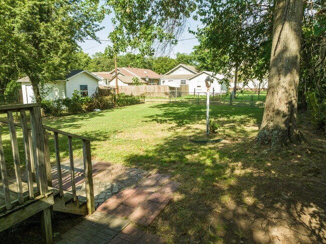 Building Photo - Freshly Updated 3 Bedroom House