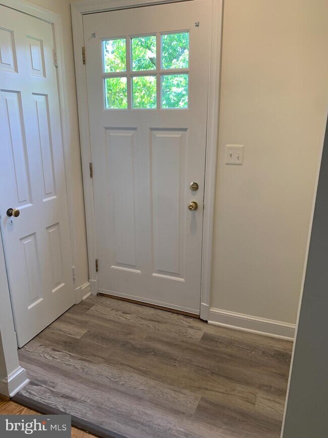 Building Photo - 5203 Saratoga Ave