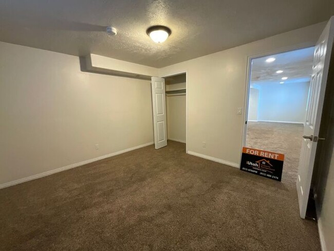 Building Photo - 6 bedroom 3 1/2 bathrooms 2 car garage Lar...