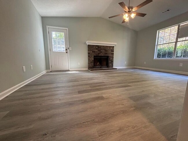 Building Photo - Newly Renovated 3 Bedroom Duplex~