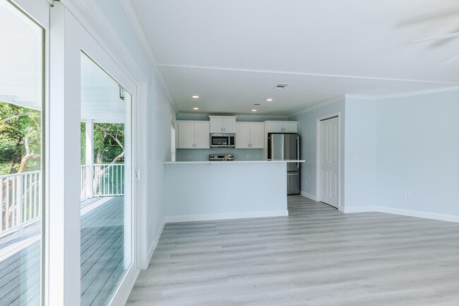 Building Photo - 224 W Seaview Dr