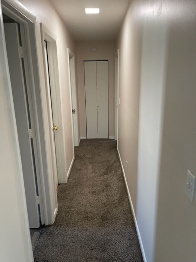 Building Photo - 3 Bedroom Ranch Home