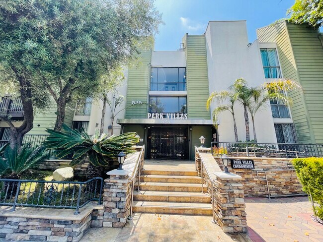 Gated Entry - 525 S Ardmore Ave
