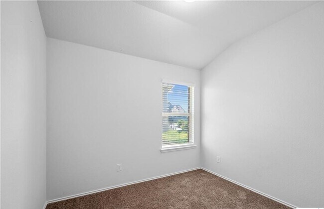 Building Photo - 4 bedroom 2 bathroom home!