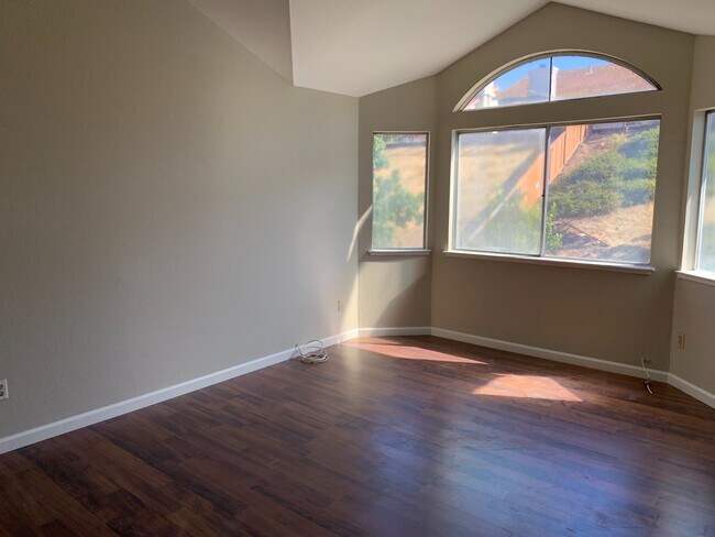 Building Photo - Beautiful Pittsburg Home