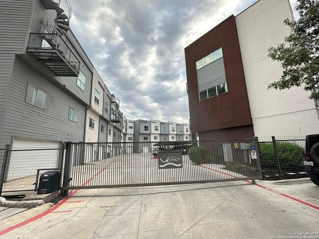 Building Photo - 1130 E Quincy St