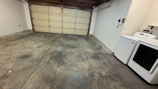 Building Photo - 649 Daffodil Dr