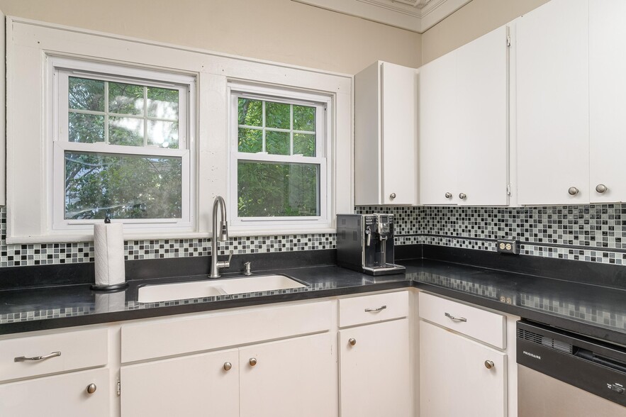 Building Photo - 3308 Alta Vista Dr
