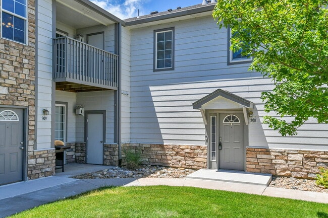 Building Photo - $2,100 - 2 Bed, 2 Bath Updated Townhome in...