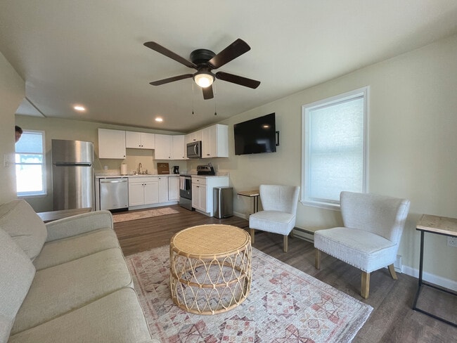 Building Photo - 100 Miller St