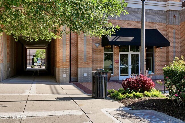 Building Photo - Experience the Heart of It All - at Mayfaire Townview!