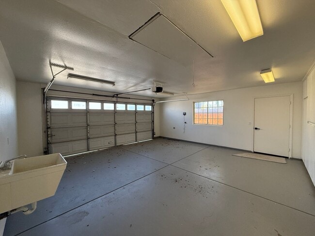 Building Photo - Beautifully Updated Single Story Custom Ho...