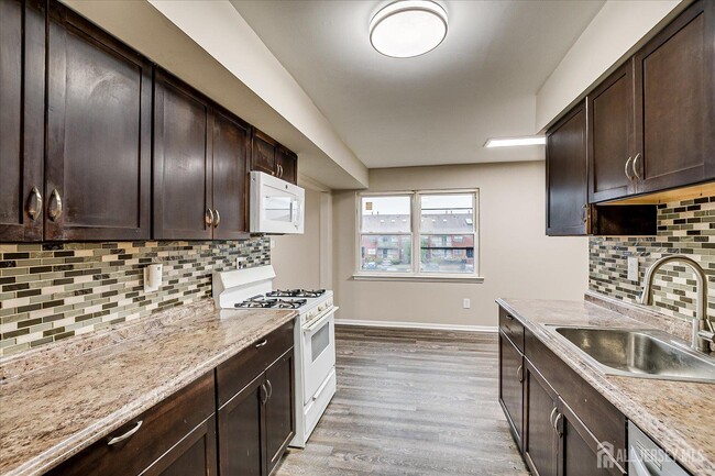 Building Photo - 142 Beverly Hill Terrace