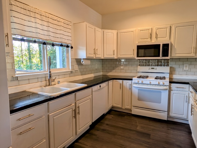 Building Photo - 200 Whispering Pine Pl