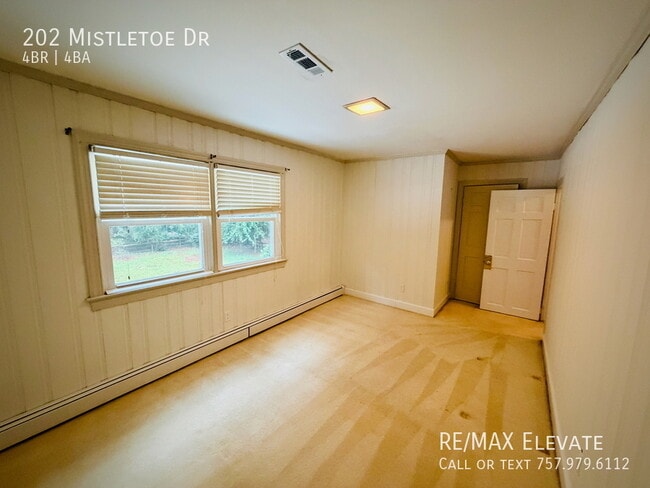 Building Photo - 202 Mistletoe Dr